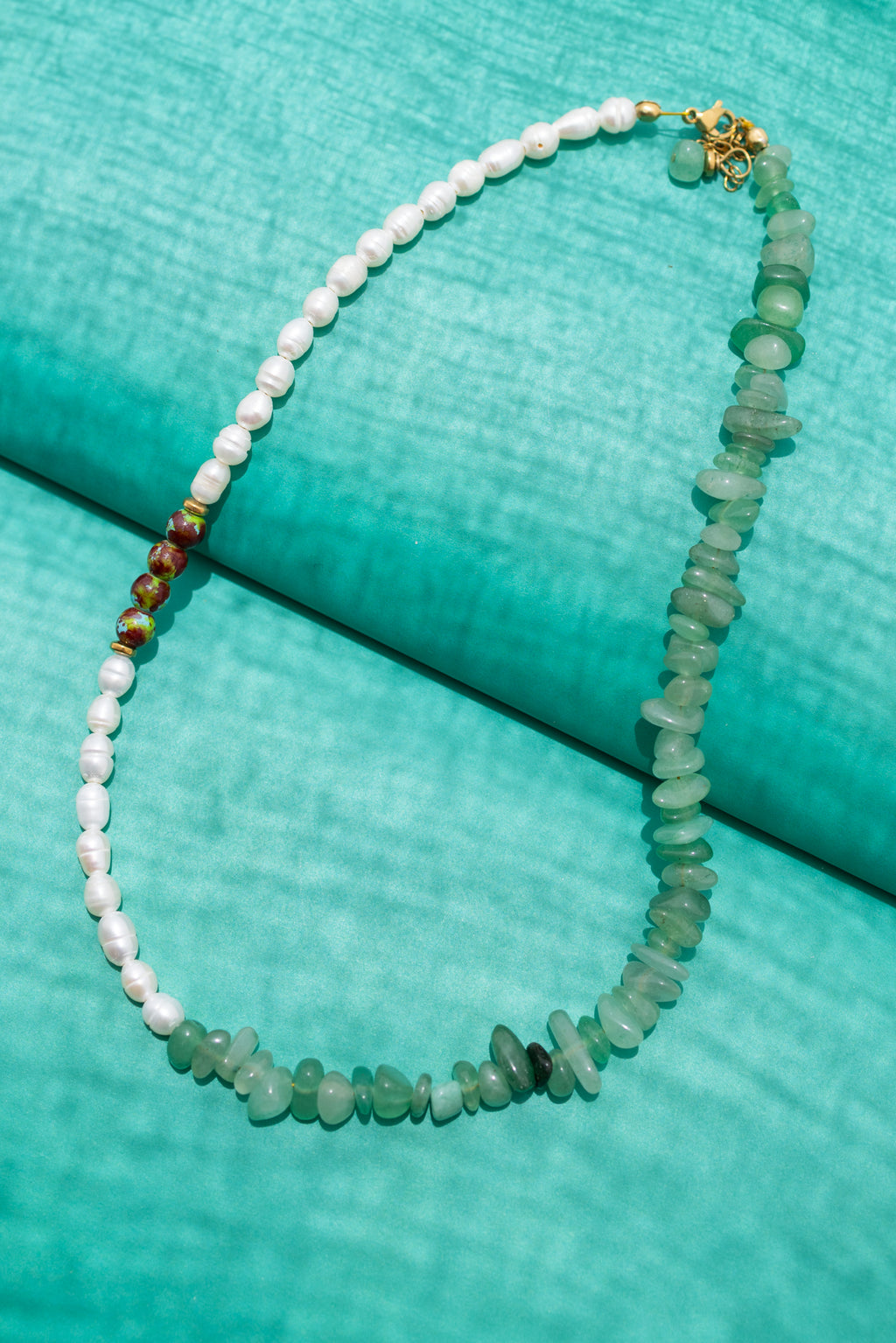 Green coral chips necklace