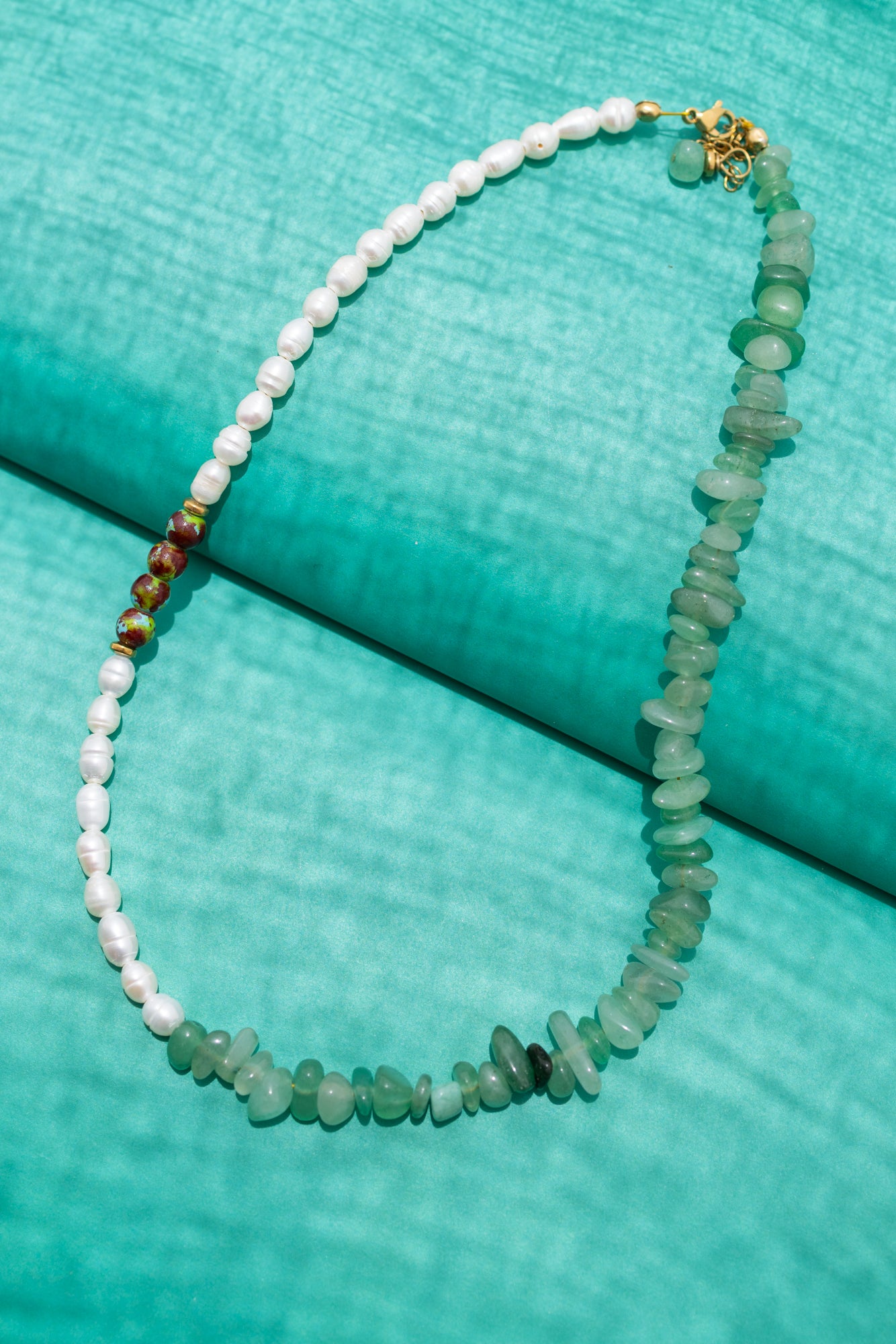 Green coral chips necklace