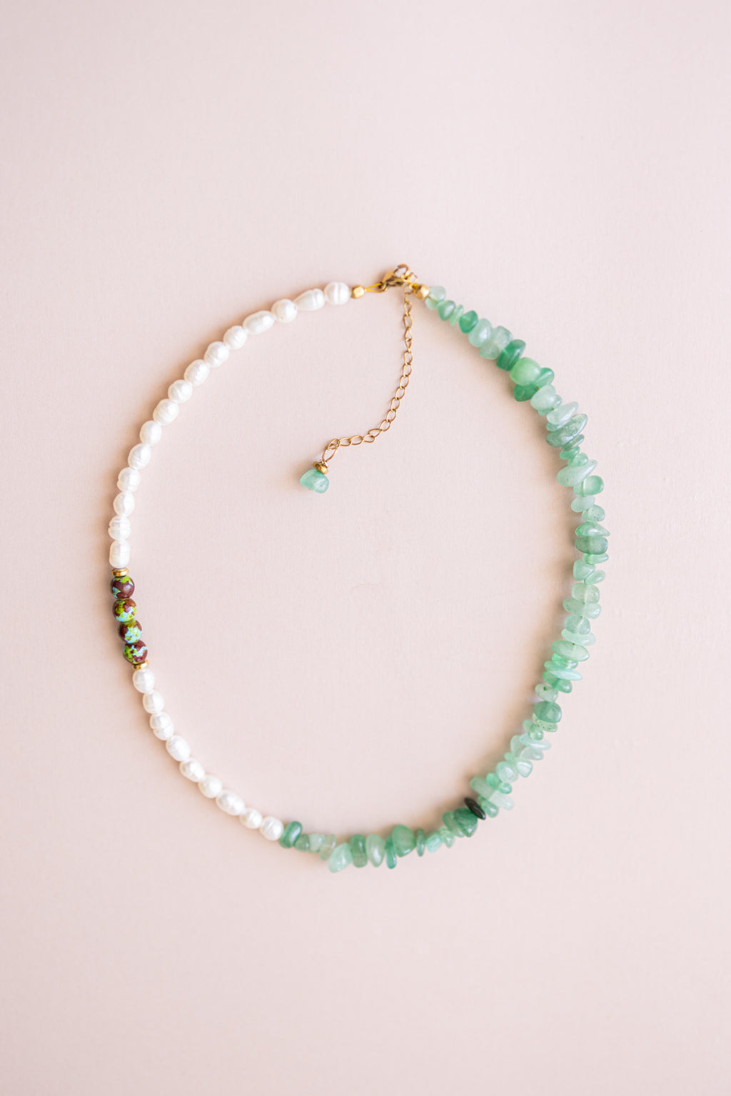 Green coral chips necklace
