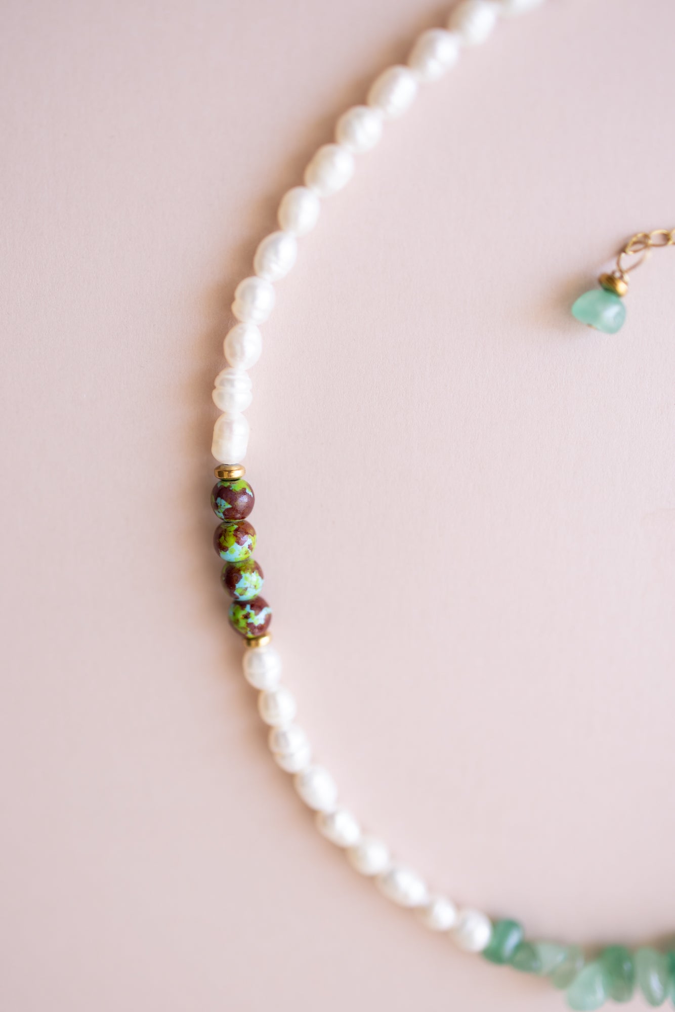 Green coral chips necklace