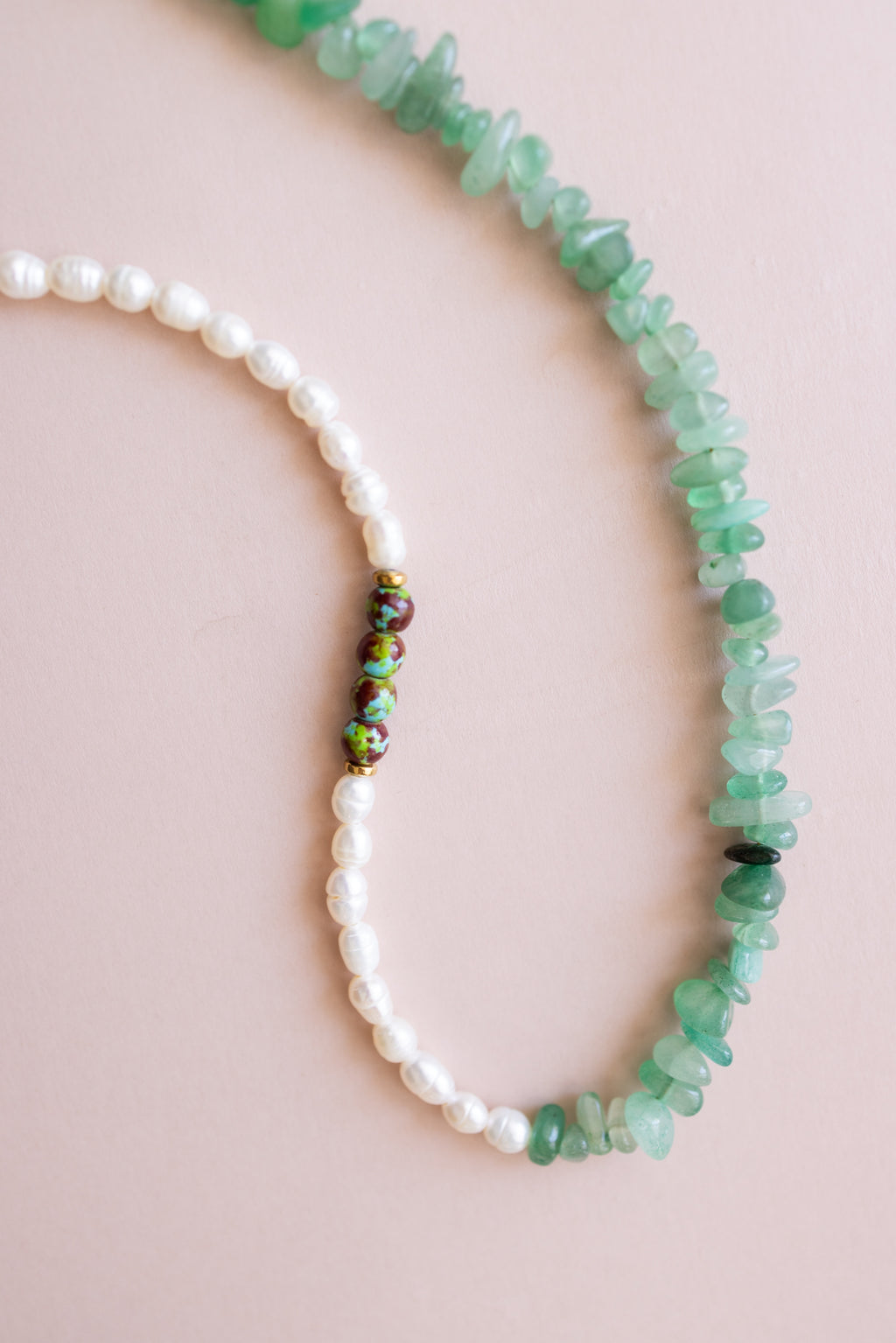 Green coral chips necklace